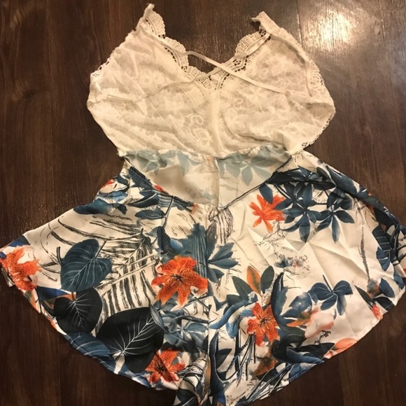 RESTOCKED! NEW Lace and Floral Summer Romper - Picture 3 of 4